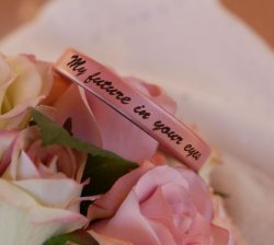 graverat läderarmband kvinna