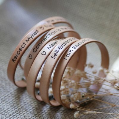 armband med motiverande budskap om välbefinnande