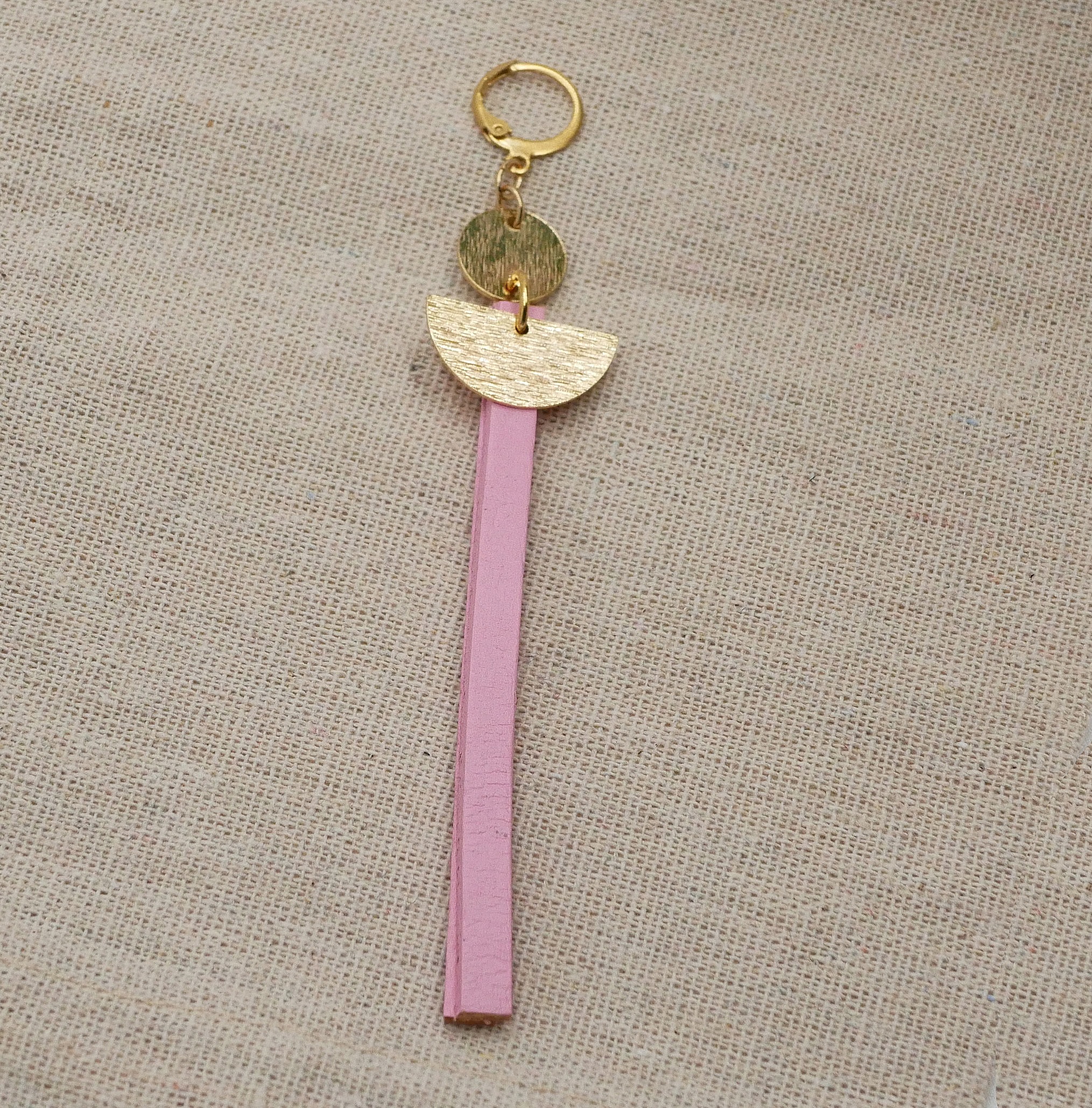 Solo l&aring;nga h&auml;ngande &ouml;rh&auml;ngen i guld Leather Black eller valfri f&auml;rg