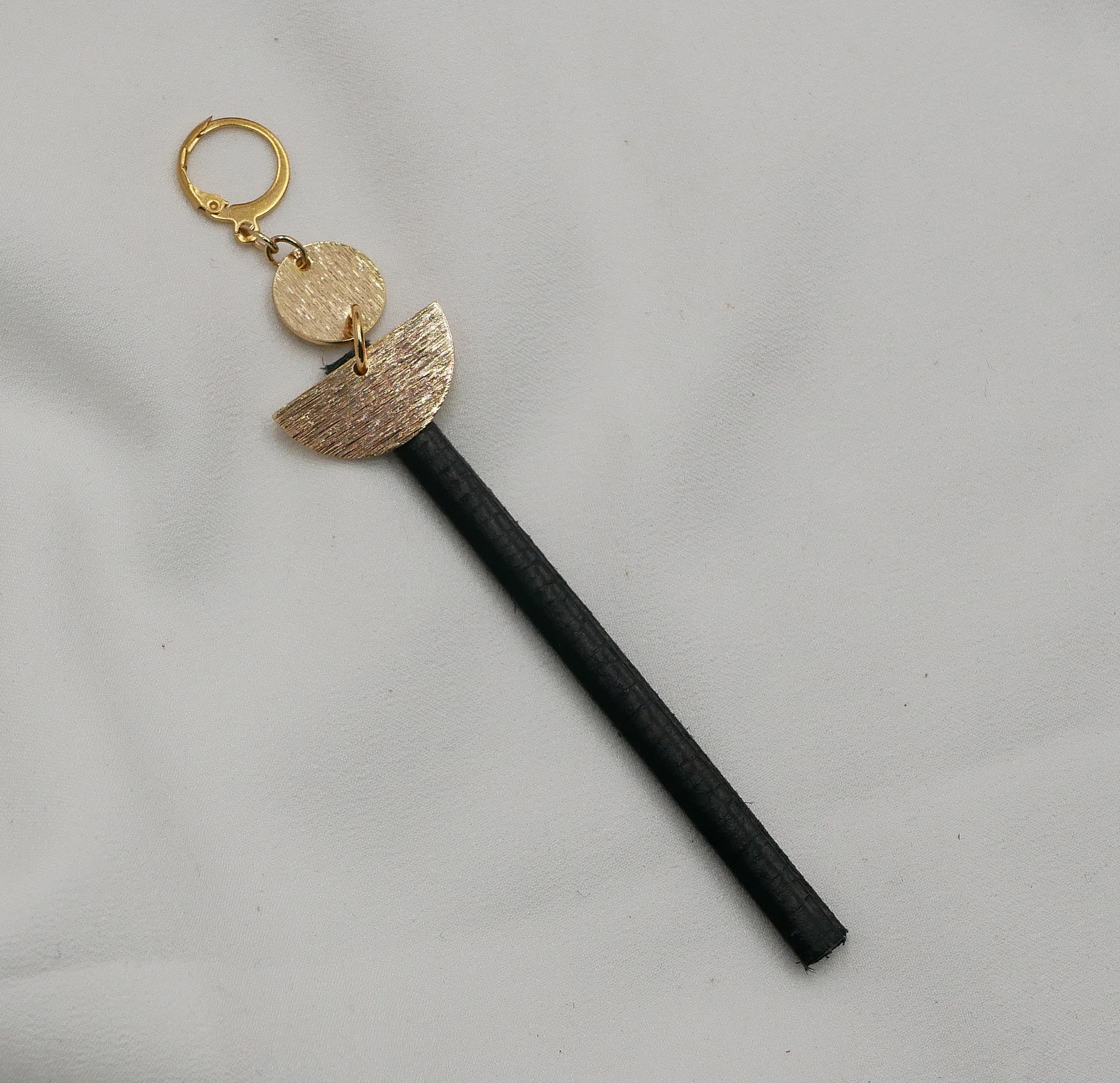 Solo l&aring;ngt guldpl&auml;terat h&auml;ngande &ouml;rh&auml;nge R&ouml;tt l&auml;der eller valfri f&auml;rg