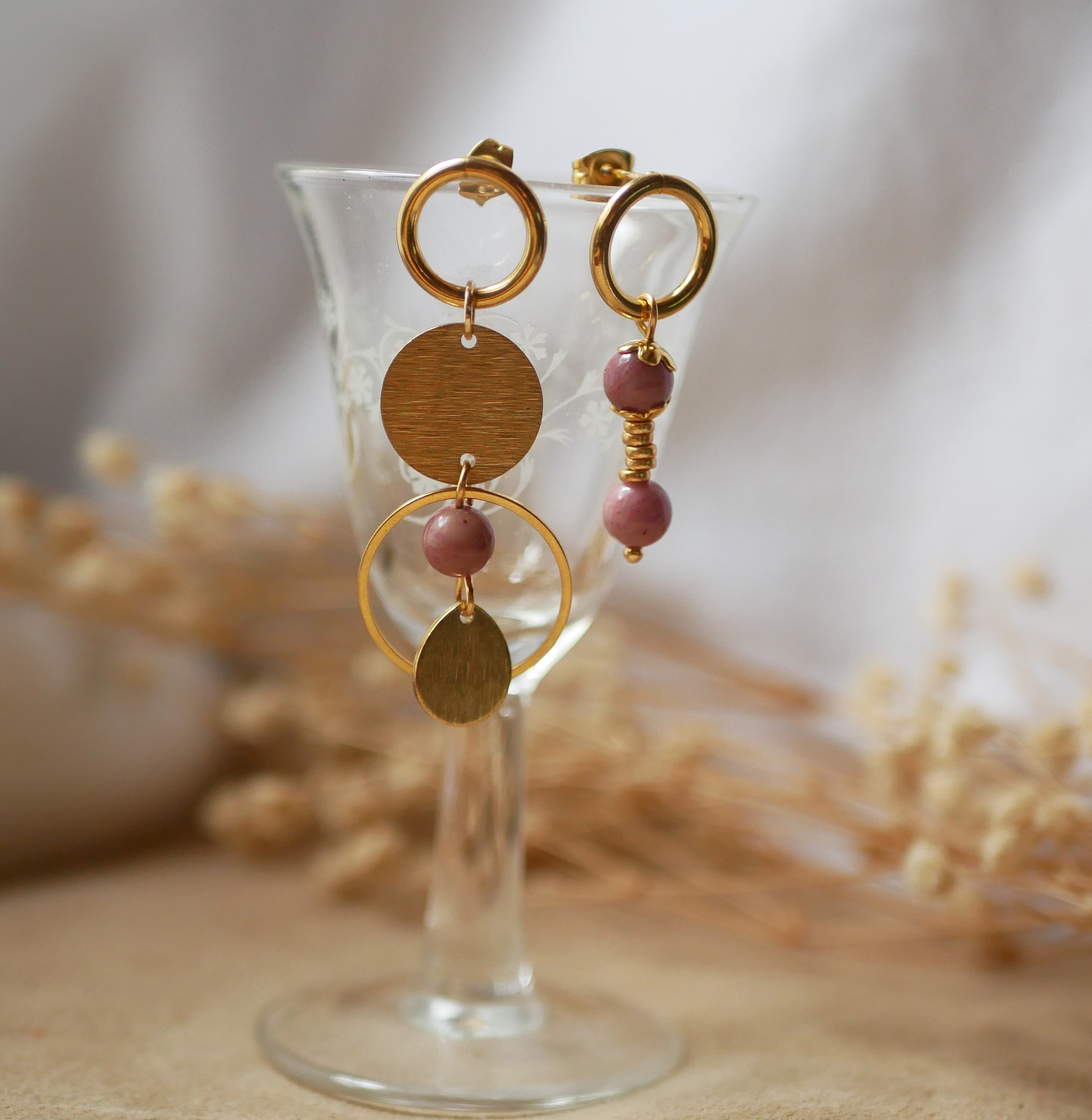 Soloörhänge med ringar och cirklar i guld och rosa rhodonitpärla
