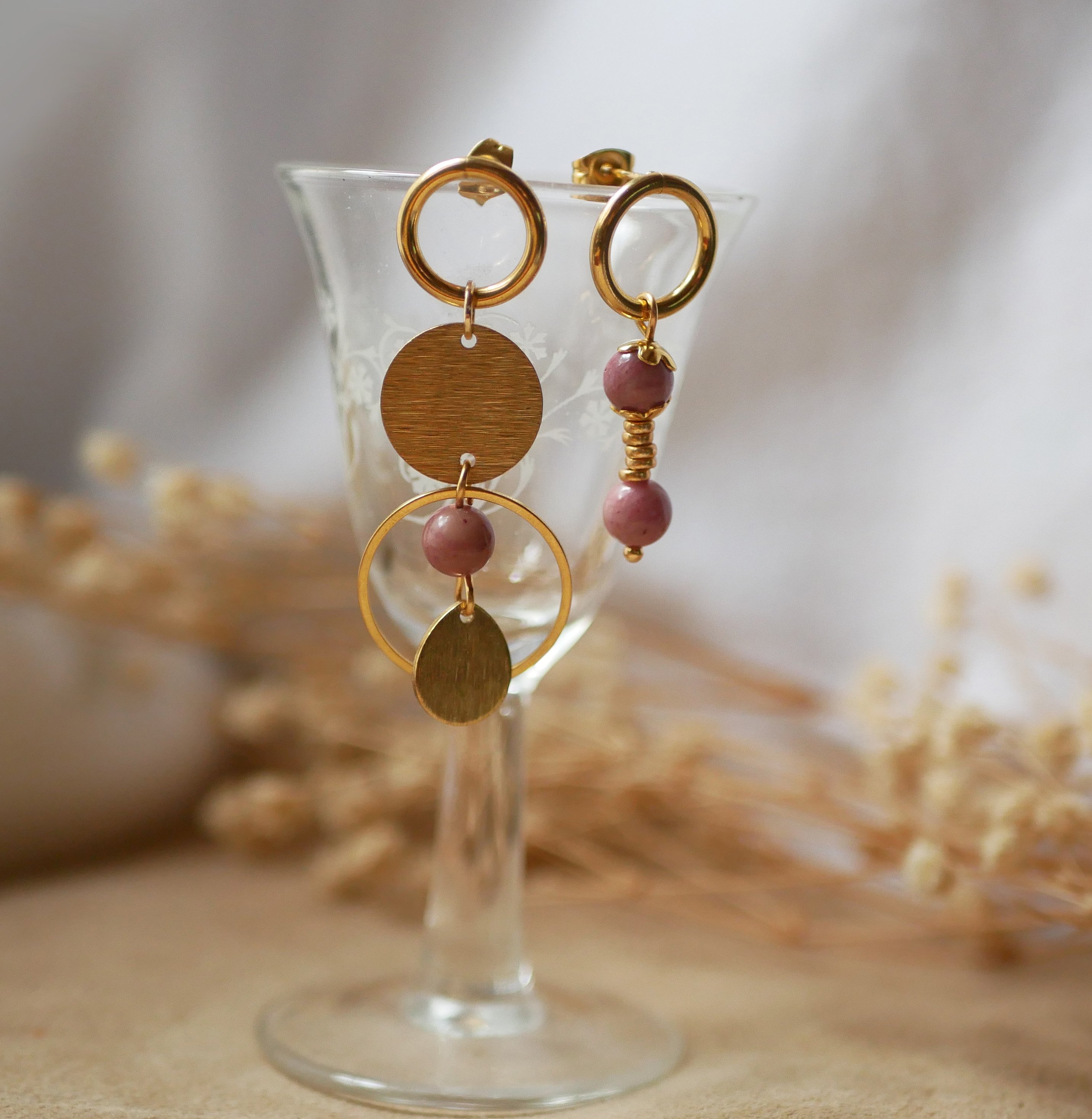 Soloörhänge med ringar och cirklar i guld och rosa rhodonitpärla