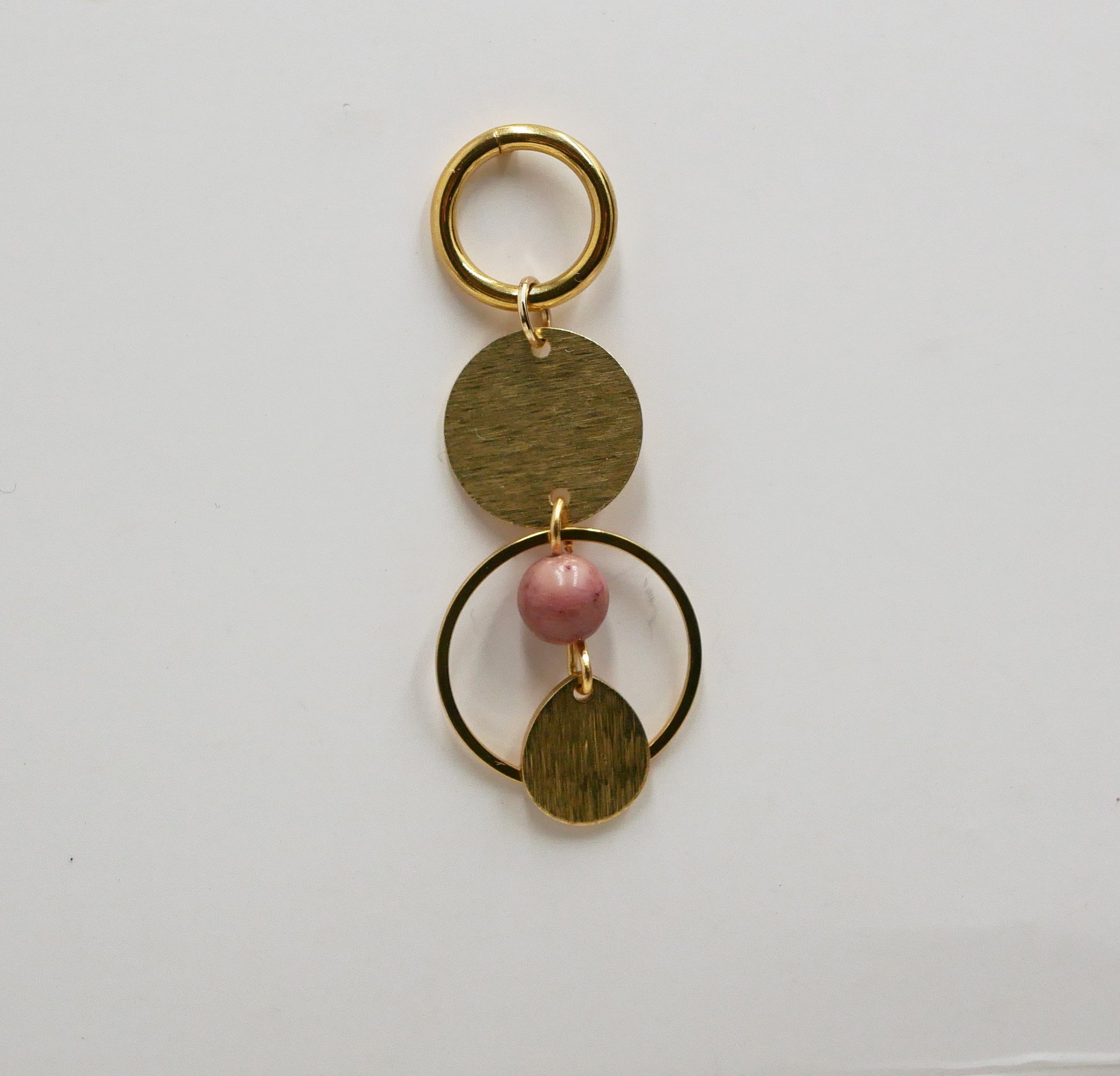 Soloörhänge med ringar och cirklar i guld och rosa rhodonitpärla