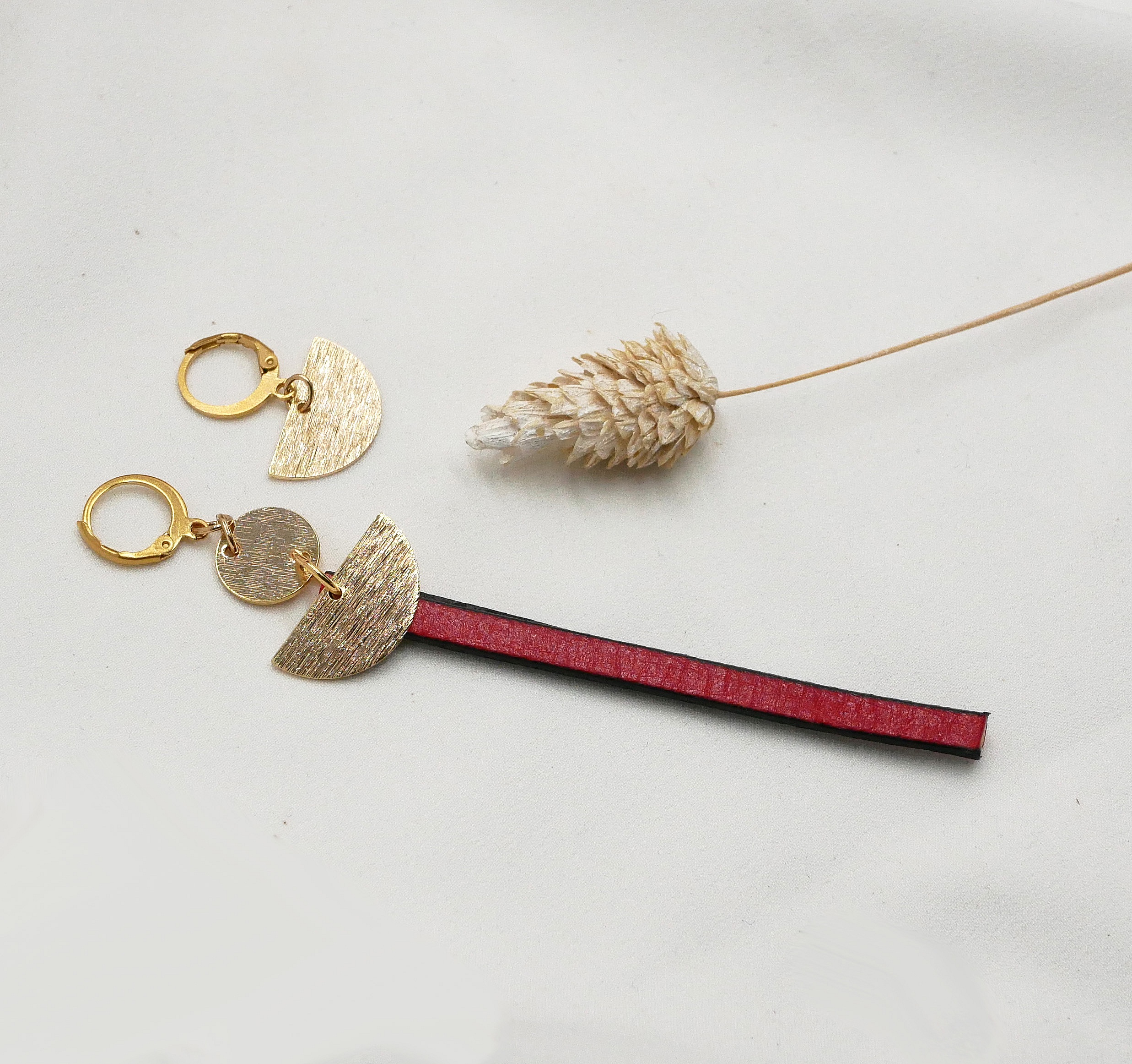 Solo halvrund guld&ouml;rh&auml;nge