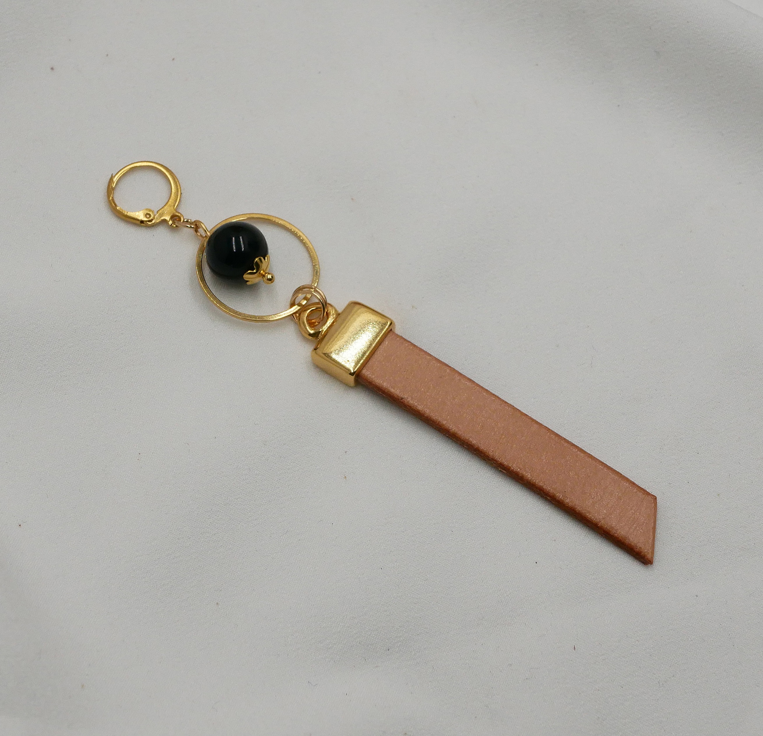 Solo l&aring;nga h&auml;ngande &ouml;rh&auml;ngen i guld Leather Black eller valfri f&auml;rg