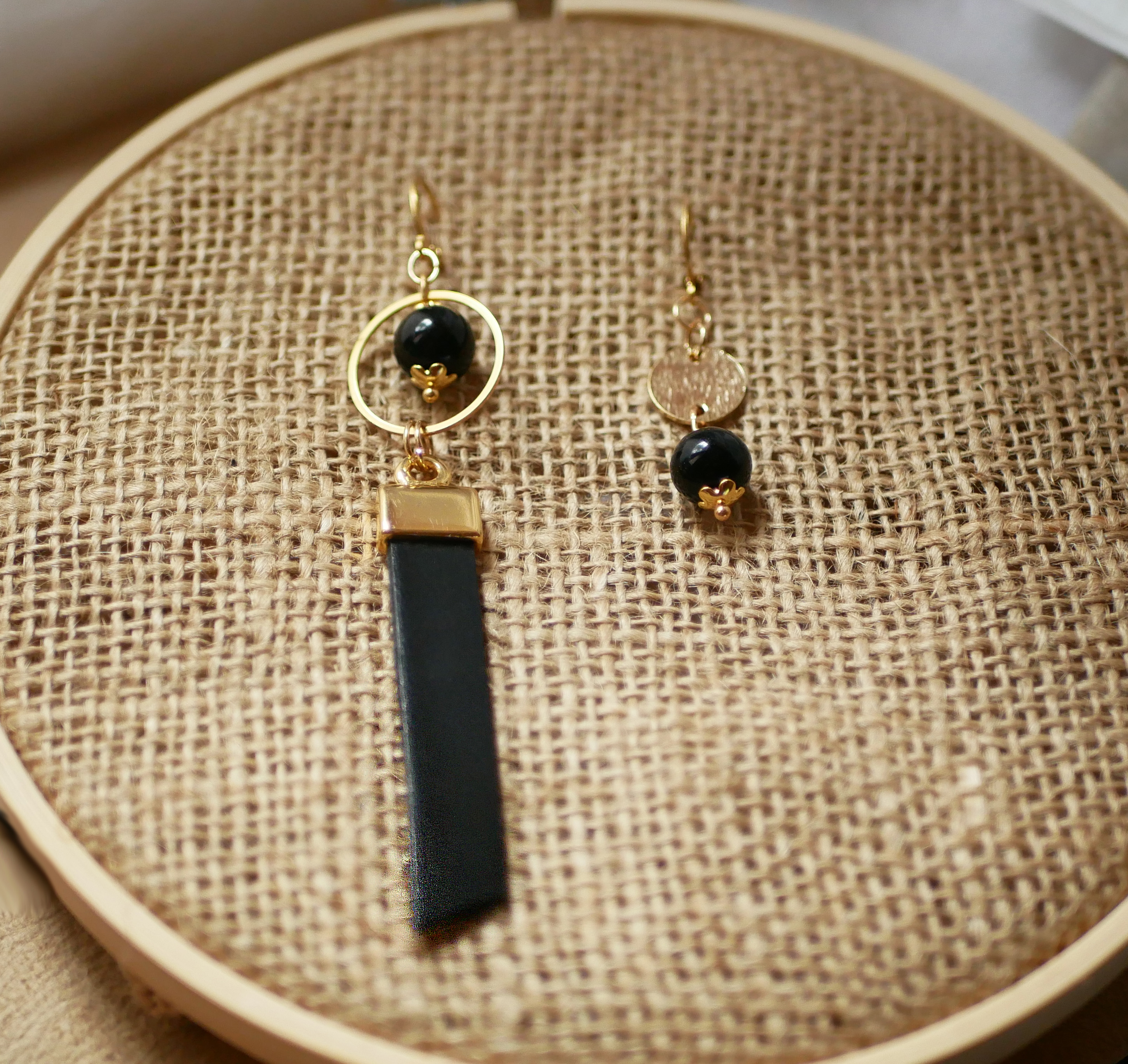 Solo långa hängande örhängen i guld Leather Black eller valfri färg