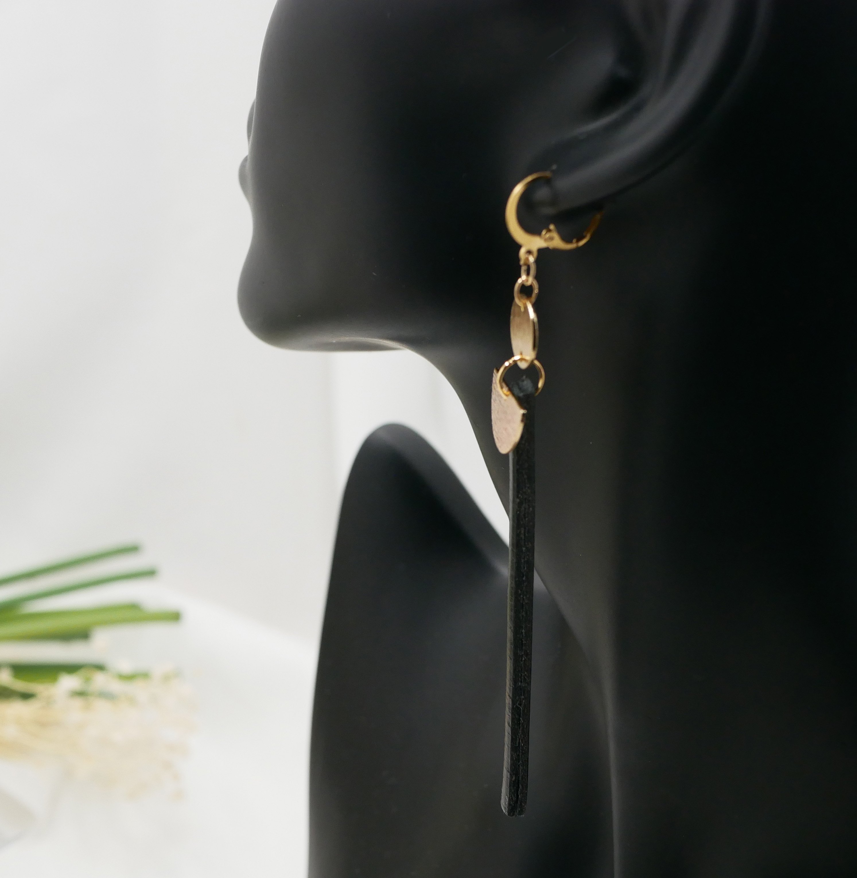 Solo långa hängande örhängen i guld Leather Black eller valfri färg