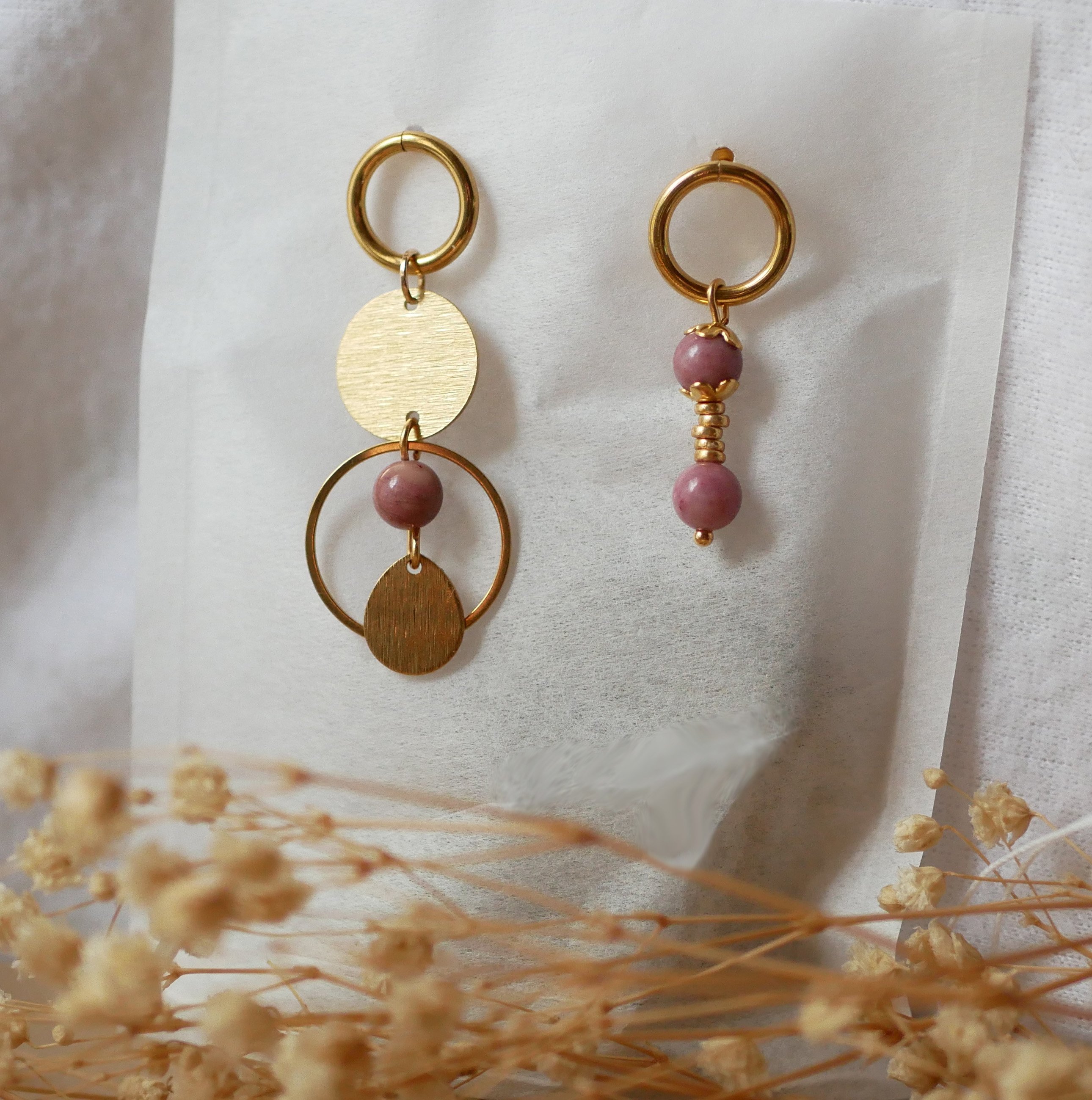 Soloörhänge med rosa rhodonitpärlor och stor guldring