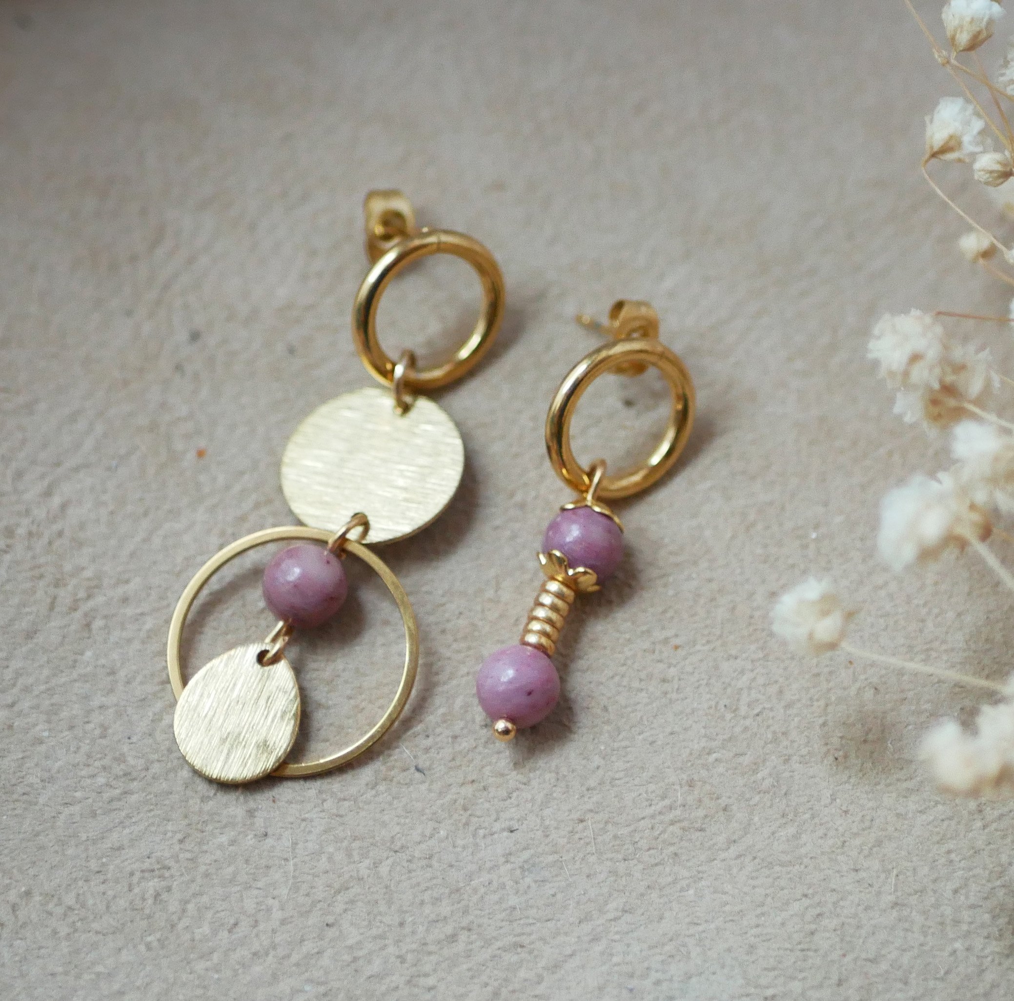 Soloörhänge med rosa rhodonitpärlor och stor guldring