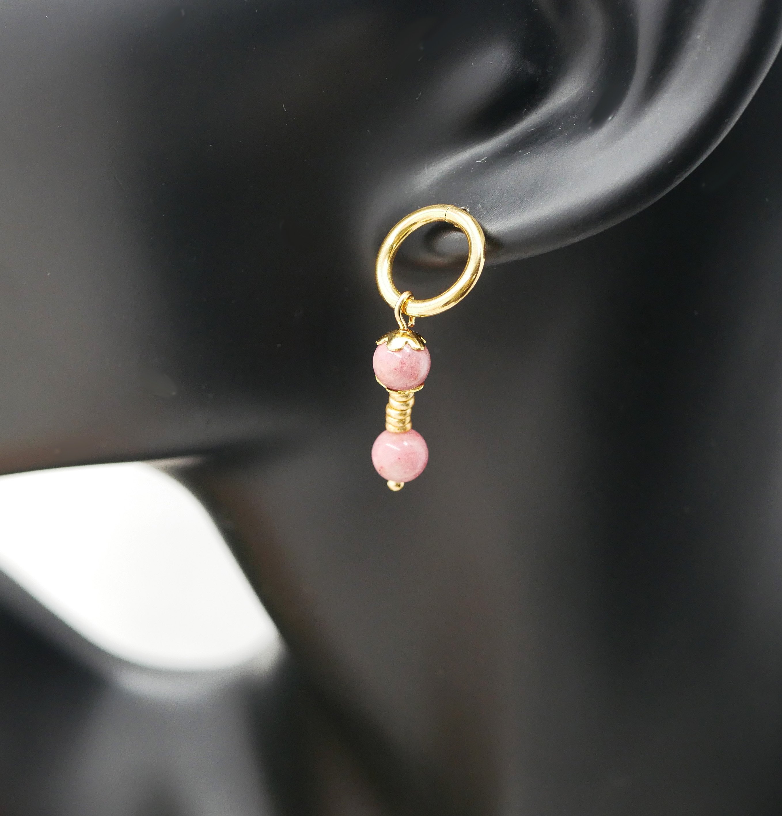 Soloörhänge med rosa rhodonitpärlor och stor guldring