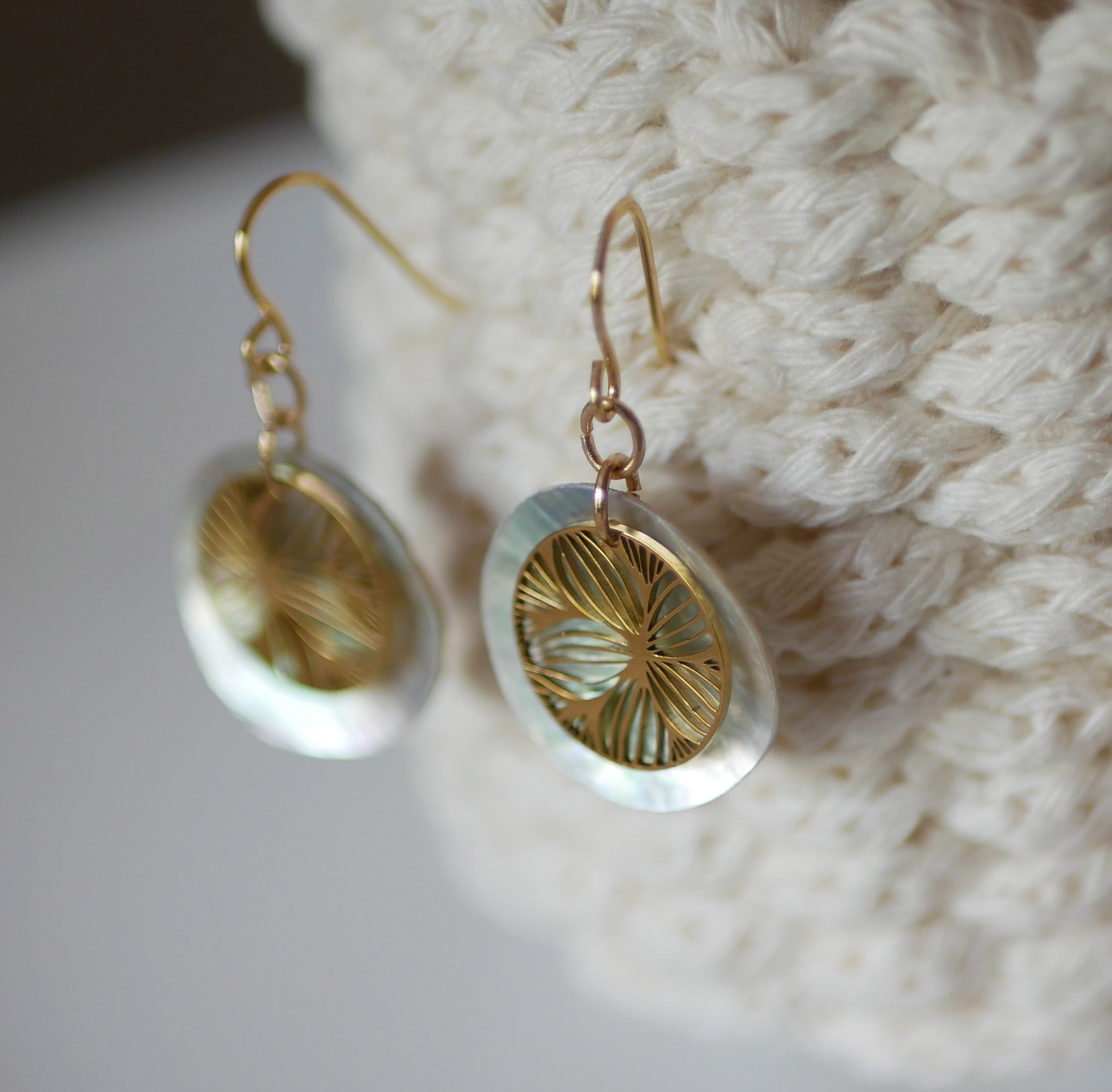 &Ouml;rh&auml;ngen fr&aring;n kollektionen "Les nacr&eacute;es", blommig skiva