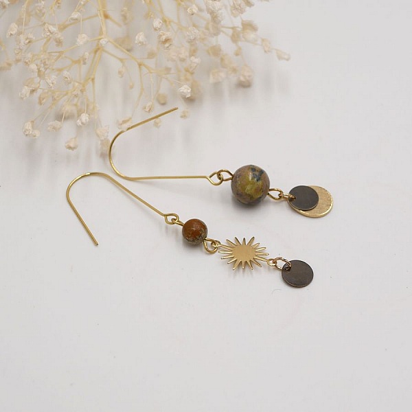 Soleil och stenar &ouml;rh&auml;ngen i r&aring; m&auml;ssing