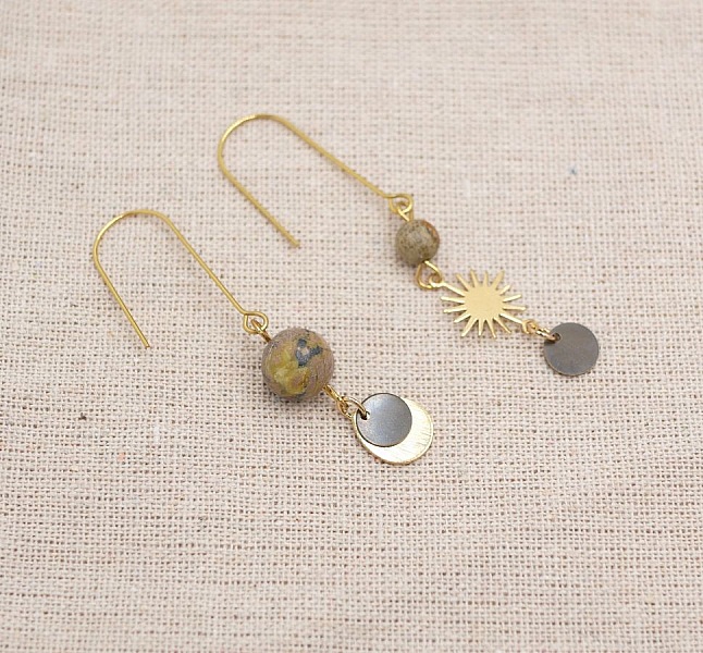 Soleil och stenar &ouml;rh&auml;ngen i r&aring; m&auml;ssing