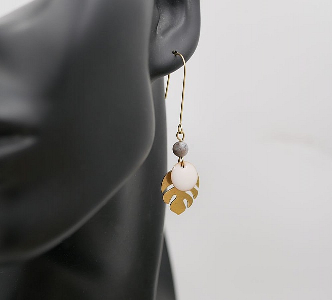 &Ouml;rh&auml;ngen, monstera-blad i r&aring; m&auml;ssing och vita paljetter