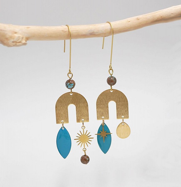 &Ouml;ronringar med broar och stenar i r&aring; m&auml;ssing och turkosa paljetter