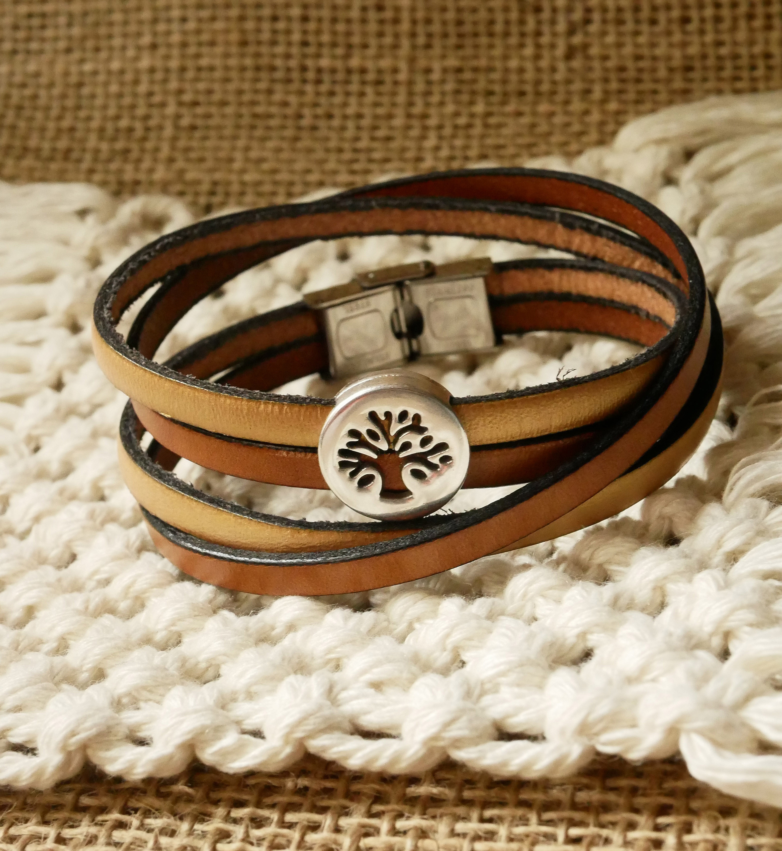 Armbandet med livets tr&auml;d p&aring; dubbelt l&auml;der med personlig gravering