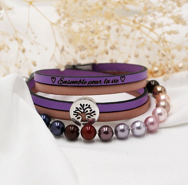 Armbandet med livets tr&auml;d p&aring; dubbelt l&auml;der med personlig gravering