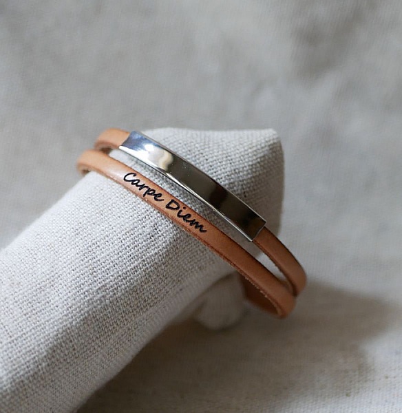 Metallst&aring;ngsarmband i l&auml;der, dubbel v&auml;ndning 