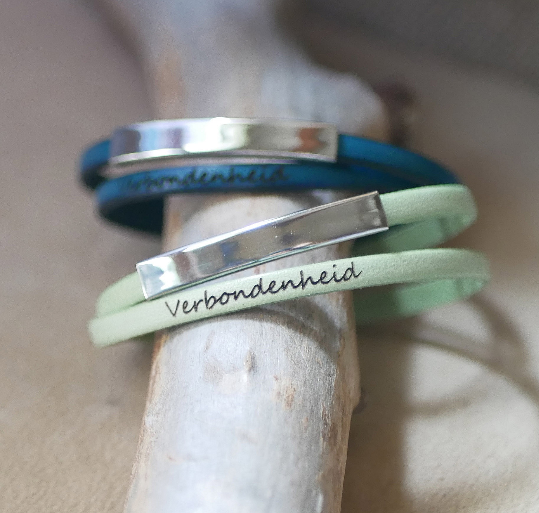 Metallst&aring;ngsarmband i l&auml;der, dubbel v&auml;ndning 