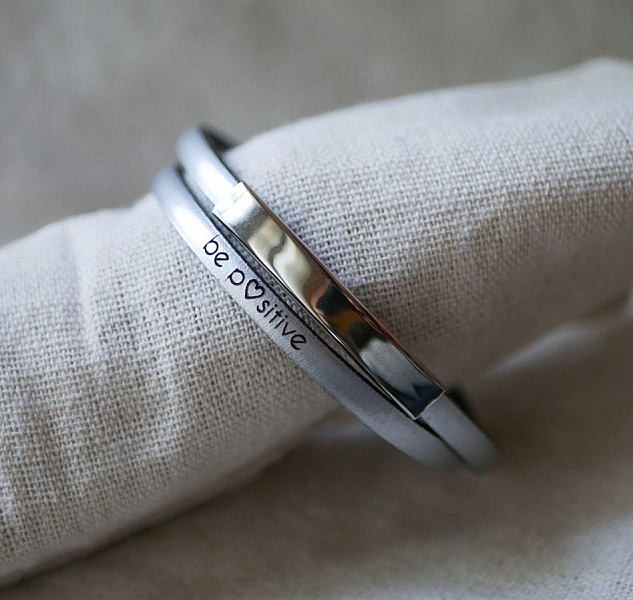 Metallst&aring;ngsarmband i l&auml;der, dubbel v&auml;ndning 