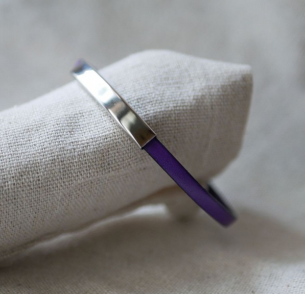 Metallst&aring;ngsarmband i l&auml;der, en enda v&auml;ndning 