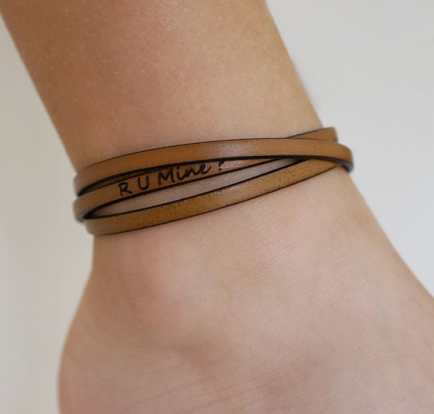 Bracelet de cheville en cuir personnalisable avec inscription.