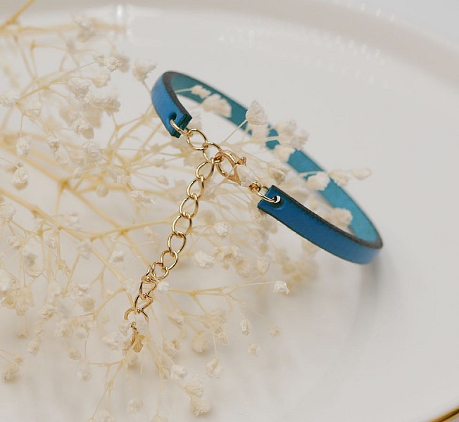 L&auml;derarmband f&ouml;r kvinnor som kan personifieras genom gravering med guldkedja