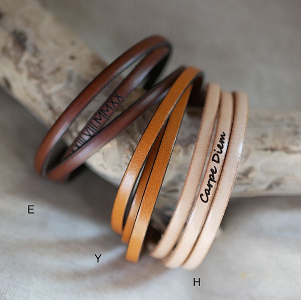 Bracelets en cuir personnalisables avec gravure sur mesure.