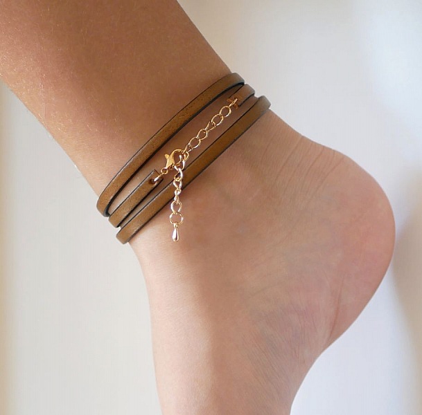 Bracelet de cheville personnalisable en cuir marron doré.