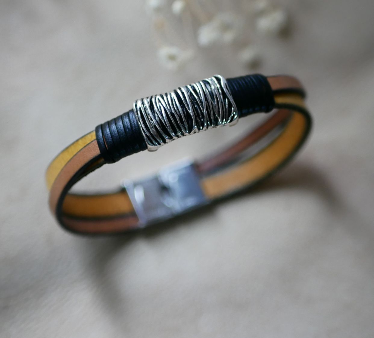 Armband i tvåfärgat läder och metall för personlig anpassning