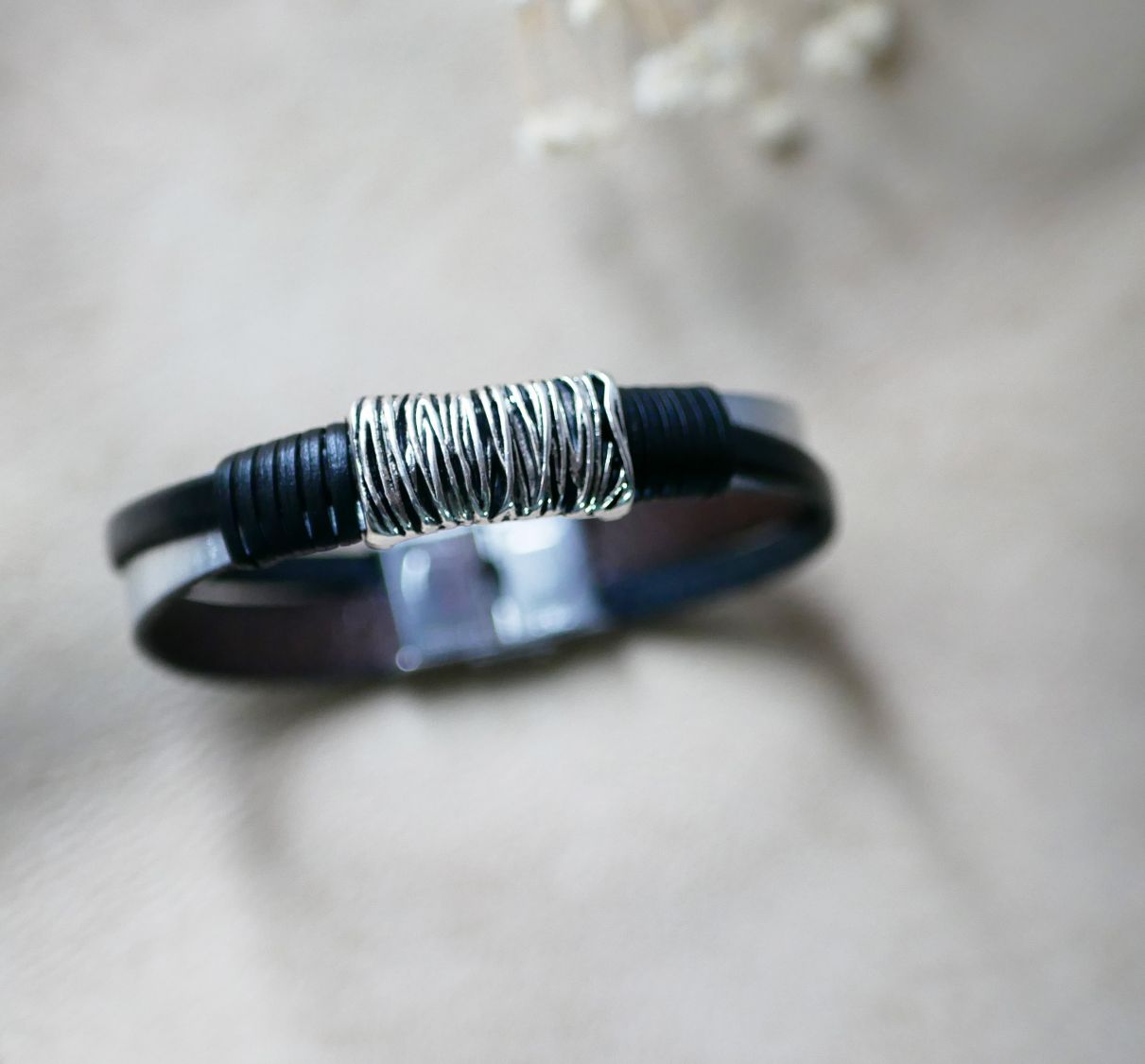 Armband i tvåfärgat läder och metall för personlig anpassning