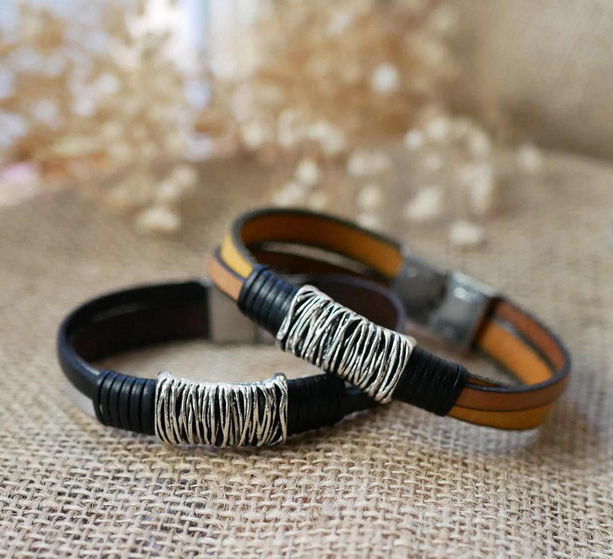 Armband i tvåfärgat läder och metall för personlig anpassning