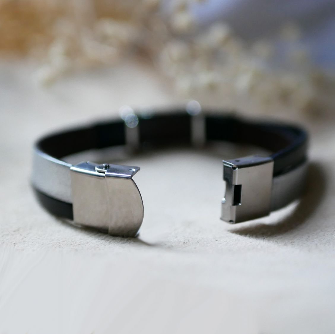 Armband i tvåfärgat läder och metall för personlig anpassning