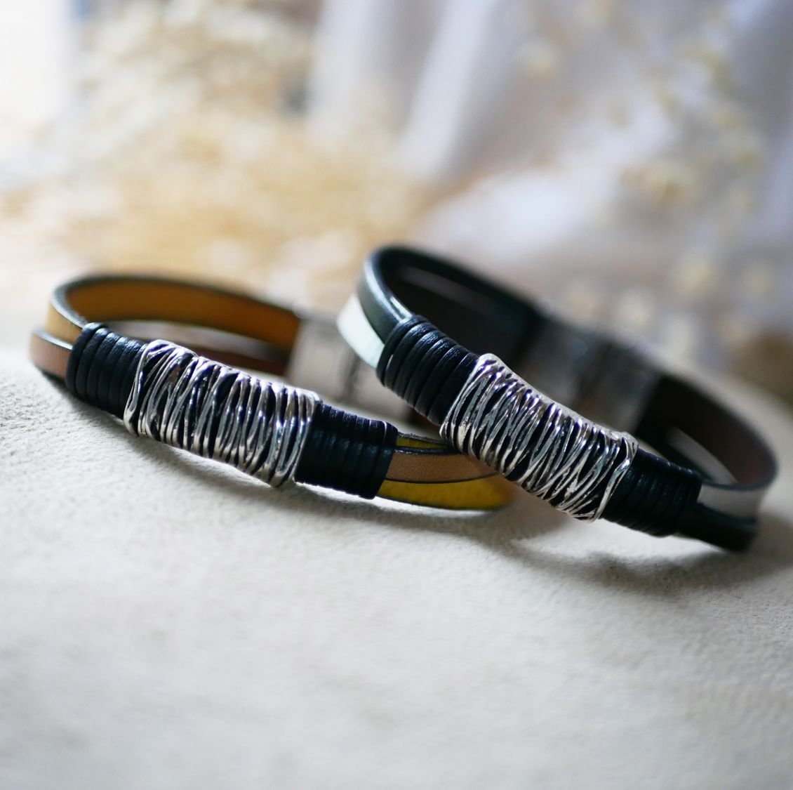 Armband i tvåfärgat läder och metall för personlig anpassning