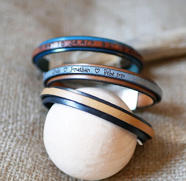 Tv&aring;f&auml;rgat l&auml;derband, anpassningsbart med f&auml;rg och gravyr 