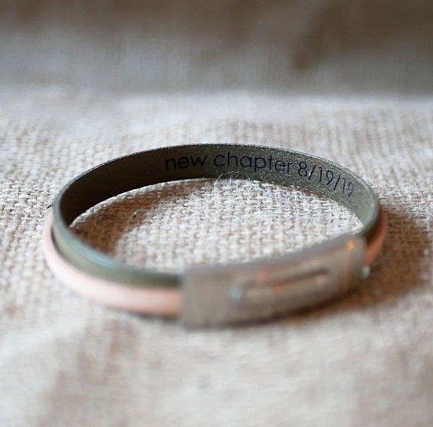 Tv&aring;f&auml;rgat l&auml;derband, anpassningsbart med f&auml;rg och gravyr 