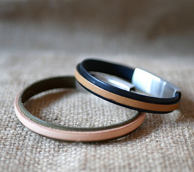 Tv&aring;f&auml;rgat l&auml;derband, anpassningsbart med f&auml;rg och gravyr 