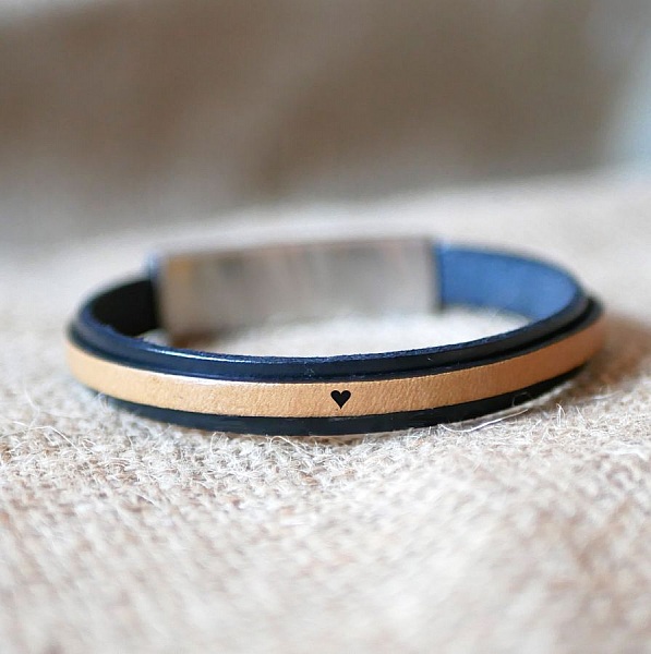 Tv&aring;f&auml;rgat l&auml;derband, anpassningsbart med f&auml;rg och gravyr 