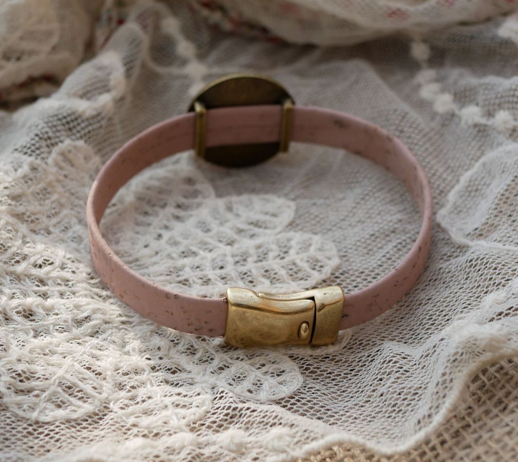 Läderarmband med graverad träcabochon i brons