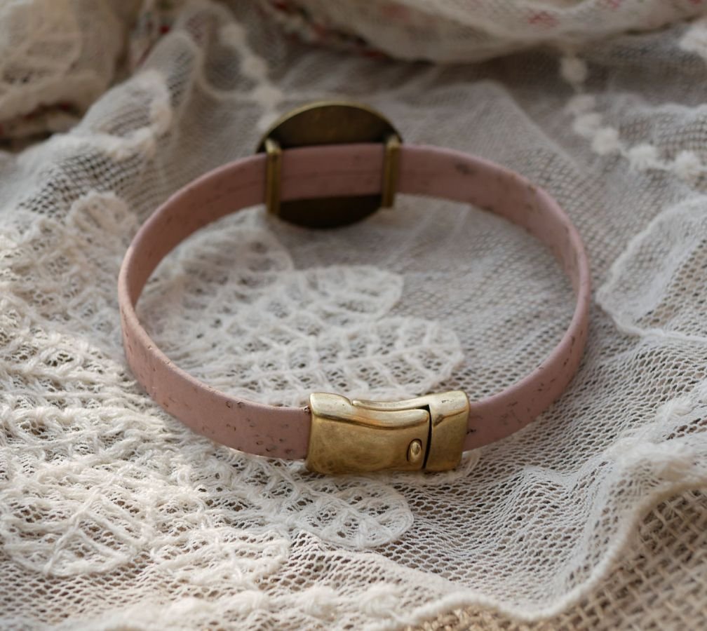Läderarmband med graverad träcabochon i brons