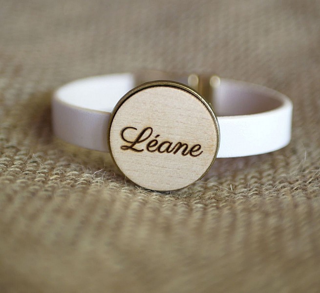 L&auml;derarmband med graverad tr&auml;cabochon i brons