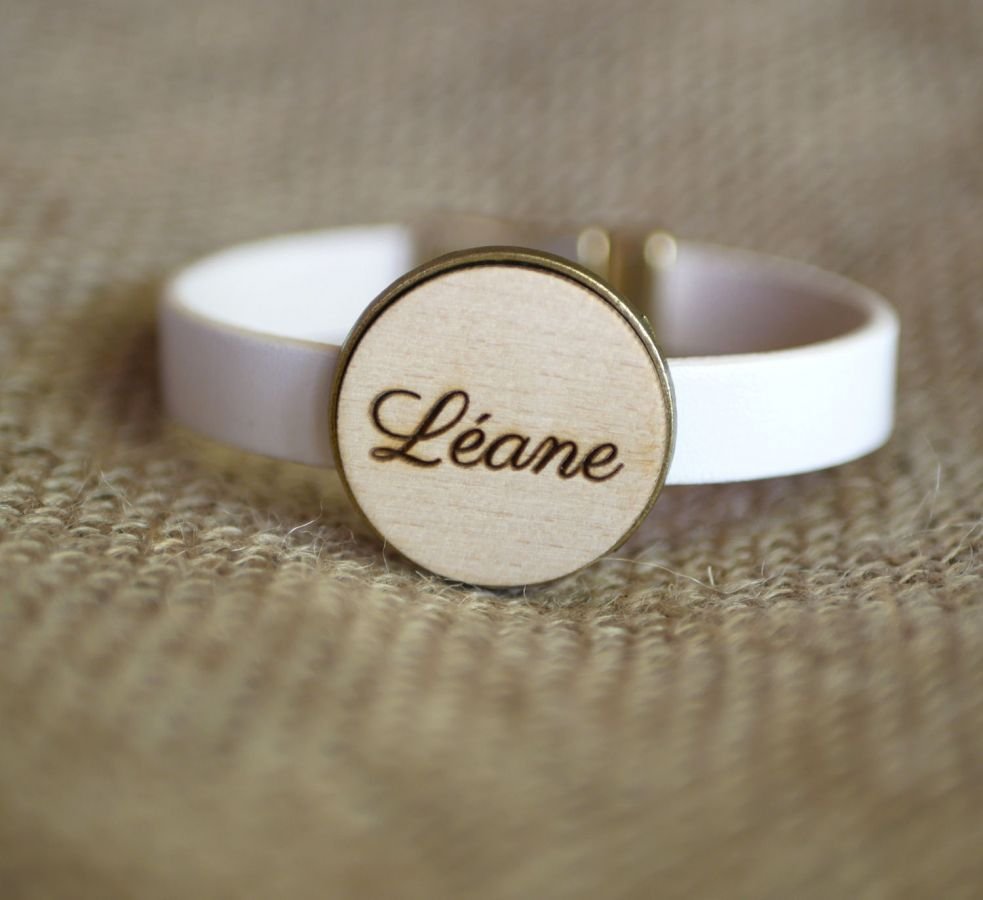 Läderarmband med graverad träcabochon i brons