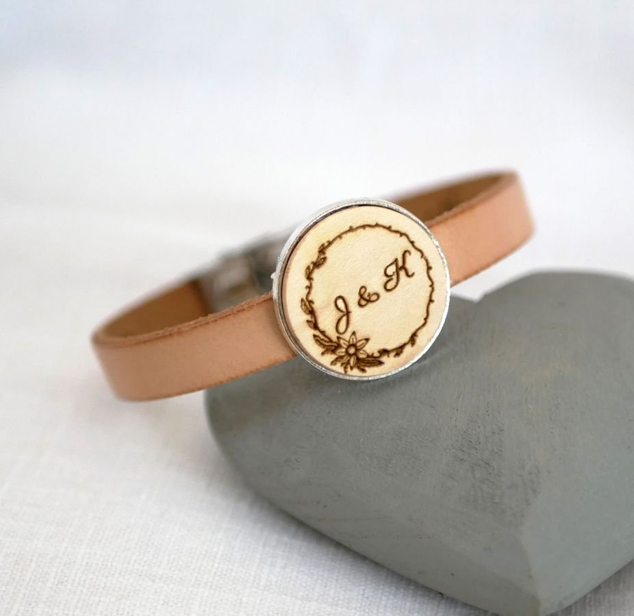 Läderarmband med graverad träcabochon i silver