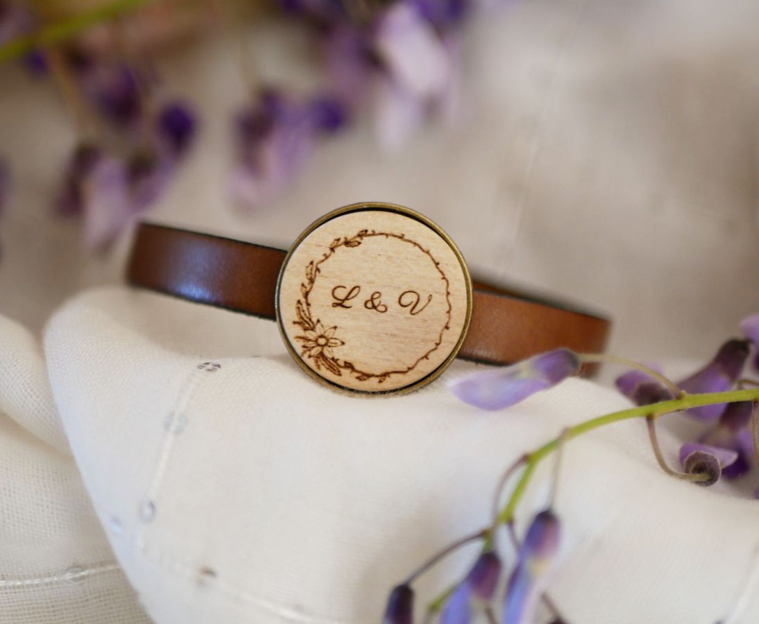 Läderarmband med graverad träcabochon i brons