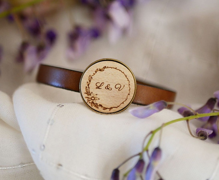 L&auml;derarmband med graverad tr&auml;cabochon i brons