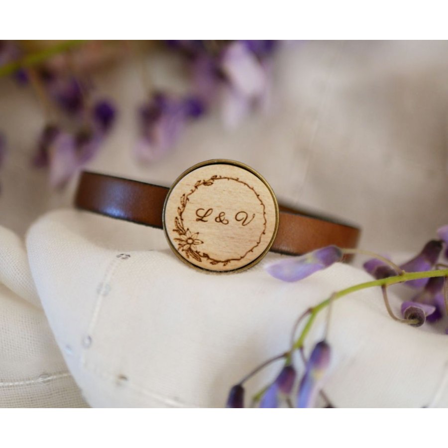 Läderarmband med graverad träcabochon i brons