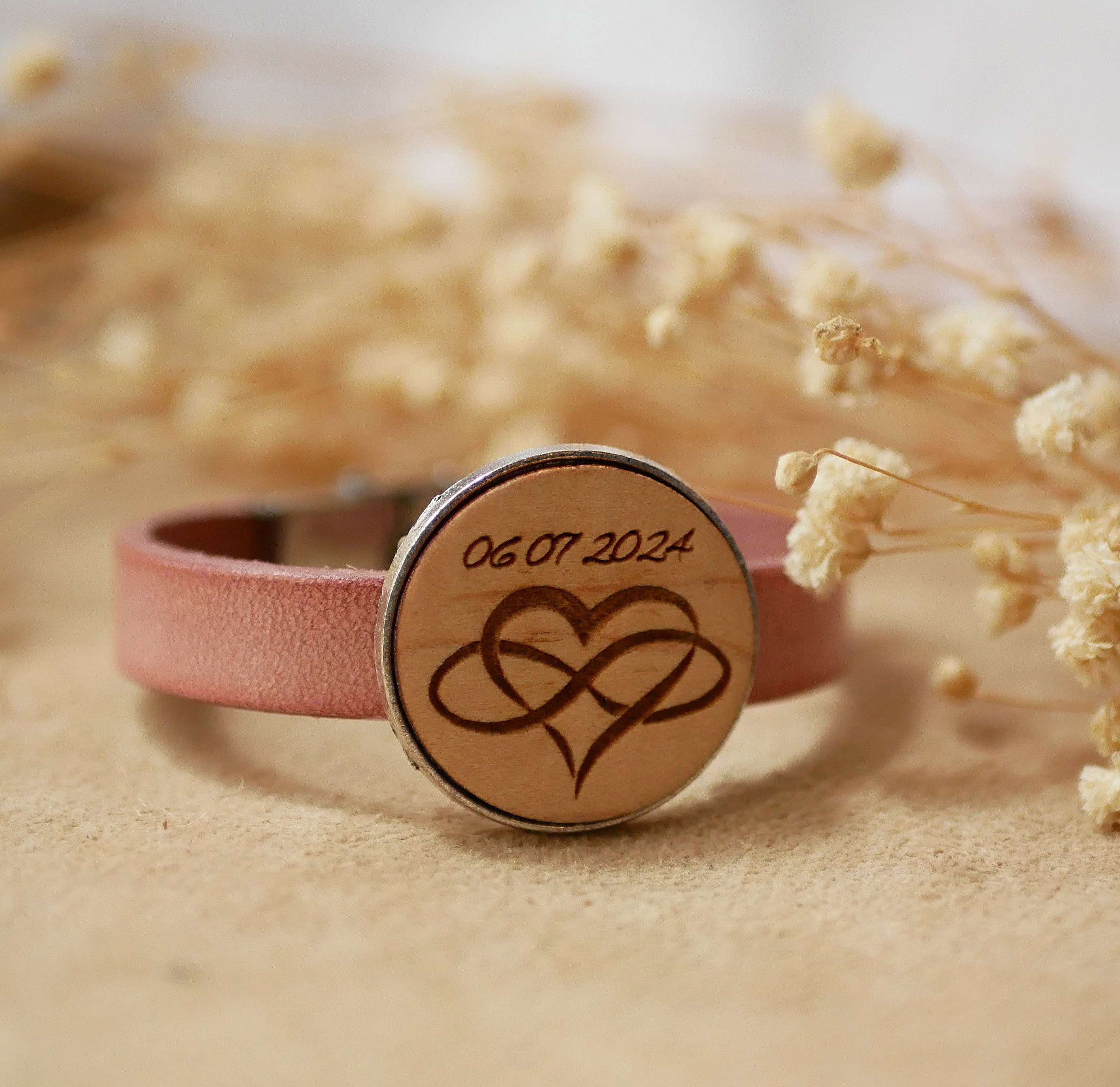 L&auml;derarmband med graverad tr&auml;cabochon i silver