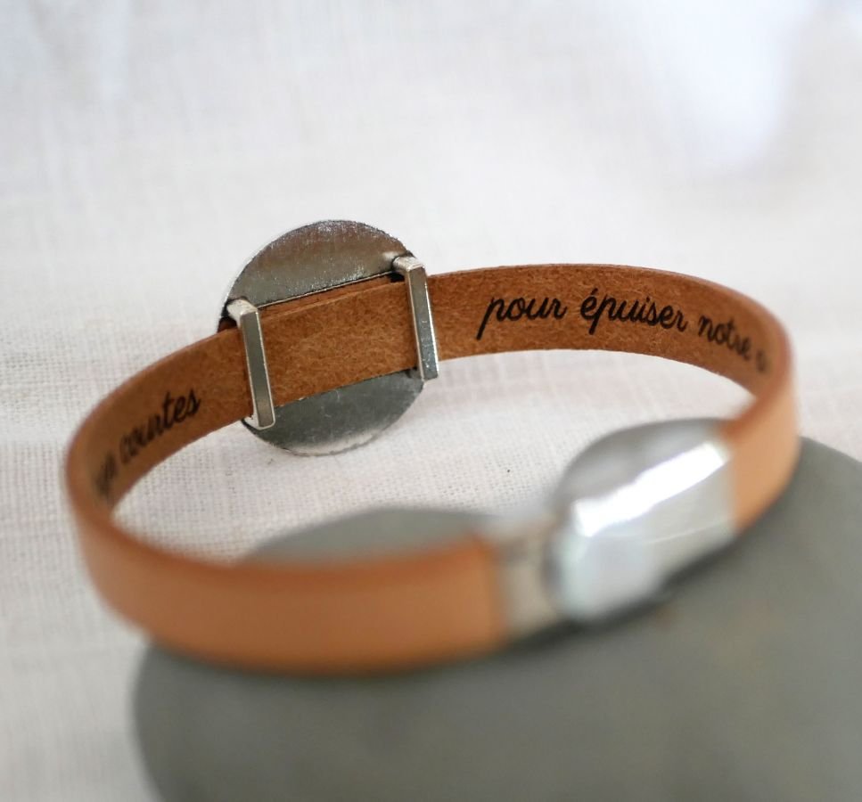 Läderarmband med graverad träcabochon i silver