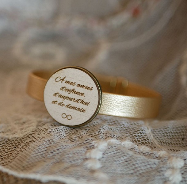 L&auml;derarmband med graverad tr&auml;cabochon i brons