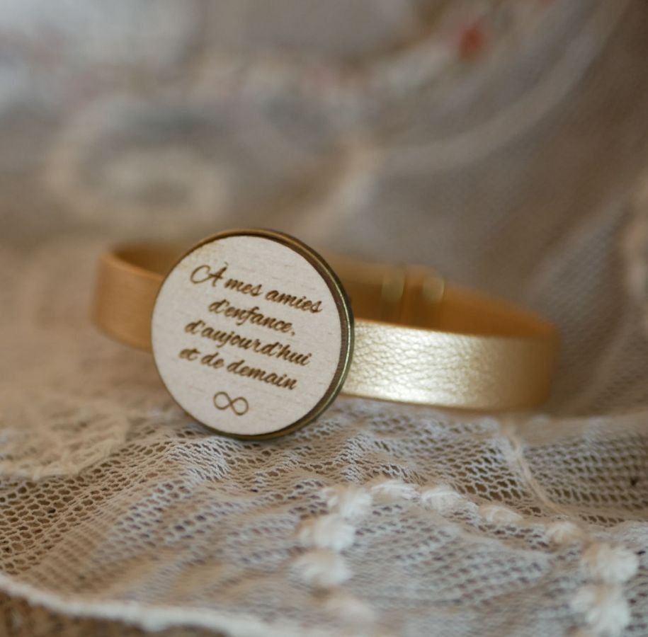 Läderarmband med graverad träcabochon i brons
